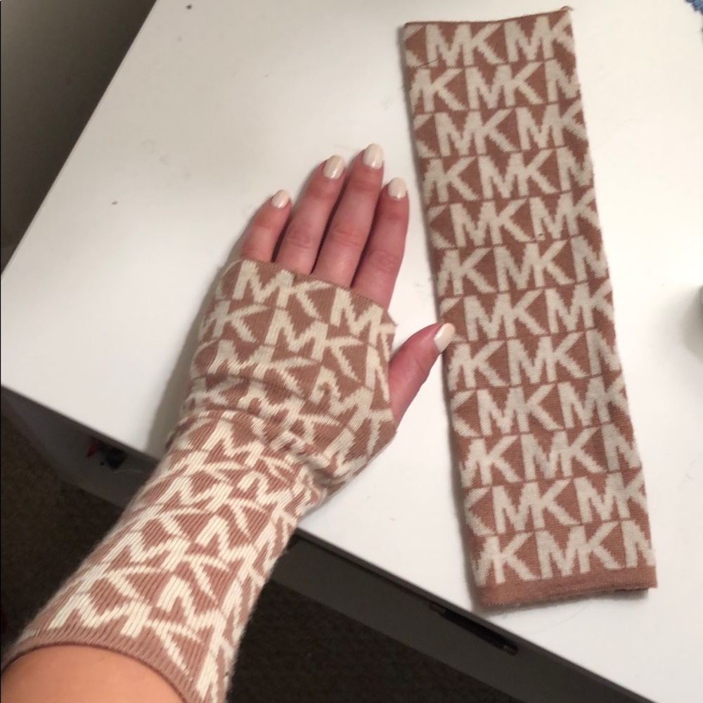 Michael Kors finger-less gloves